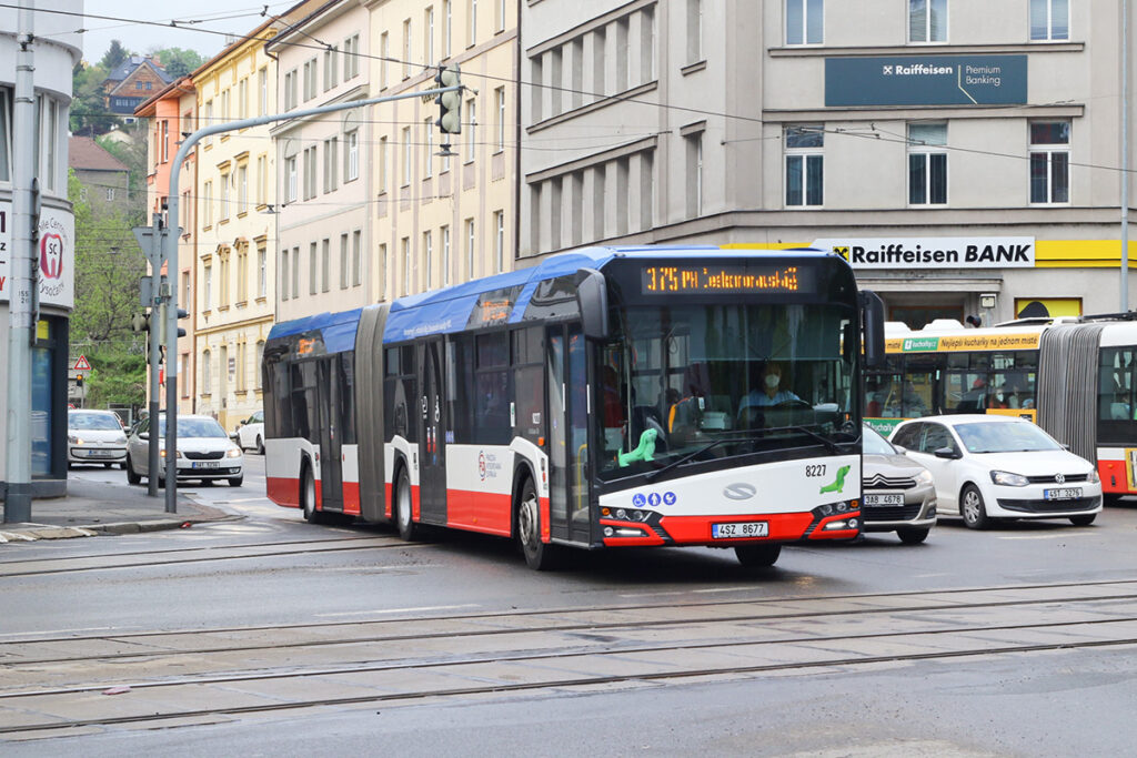 車体が長い連節車のマスコット(?)ダックスフントのぬいぐるみを助手席側窓に置いているチェコの路線バス
