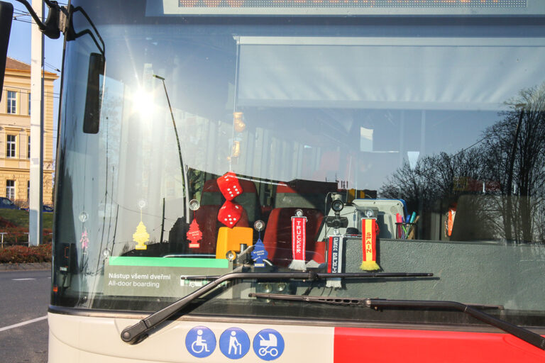 「会社のバスは俺のバス」が許されるだと!?　ドライバーの趣味丸出し（?）チェコの勝手装飾バスに自由さを見た!!