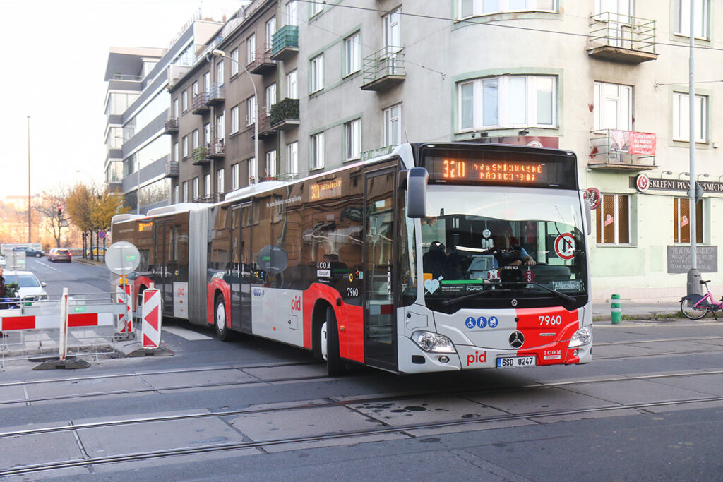 メーカーステッカー、サッカーユニフォーム、ミラー装飾、バスミニカーというフルコンプの例