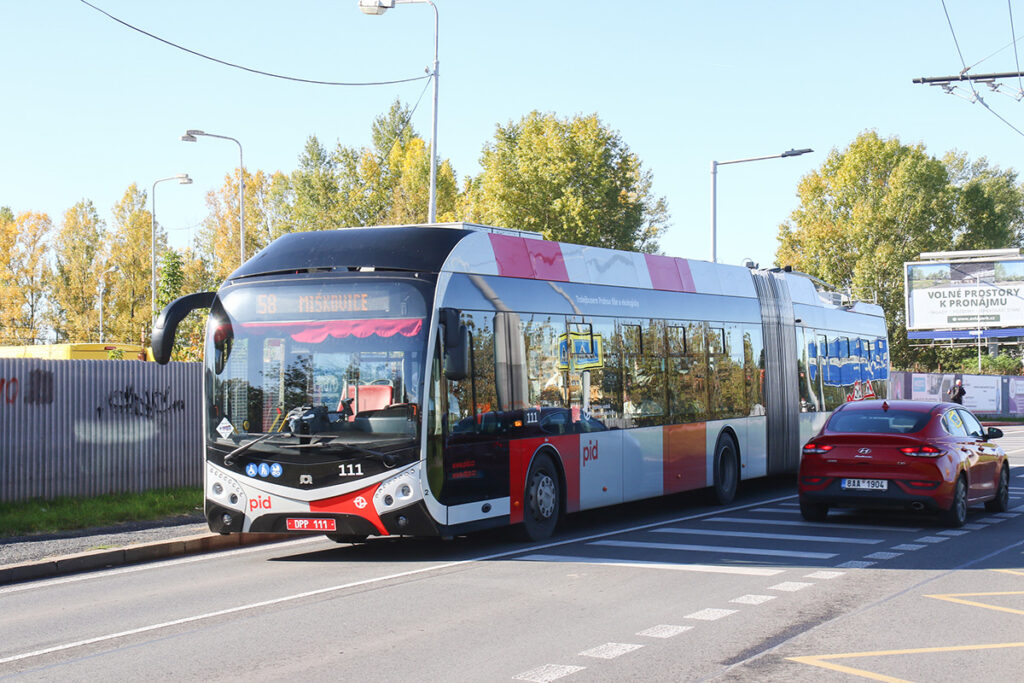 窓上部のカーテンにこだわり? が見られるトロリーバス