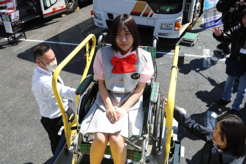 日立自動車のハイデッカー車に横からリフトで乗り込む体験中!