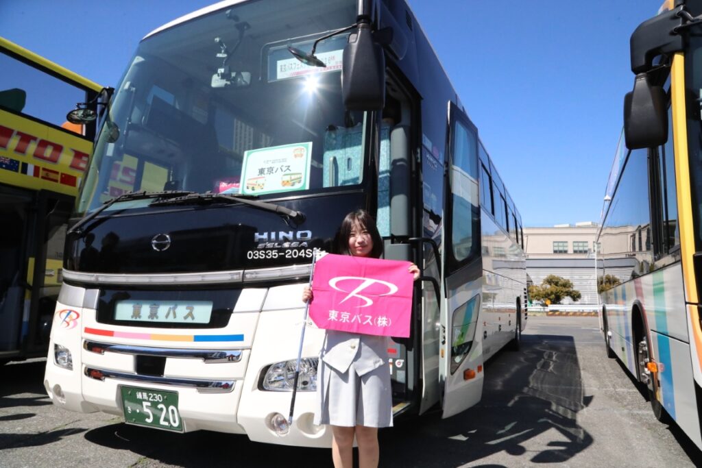 東京バスの旗を持たせてもらいご満悦!和やかムードの事業者?