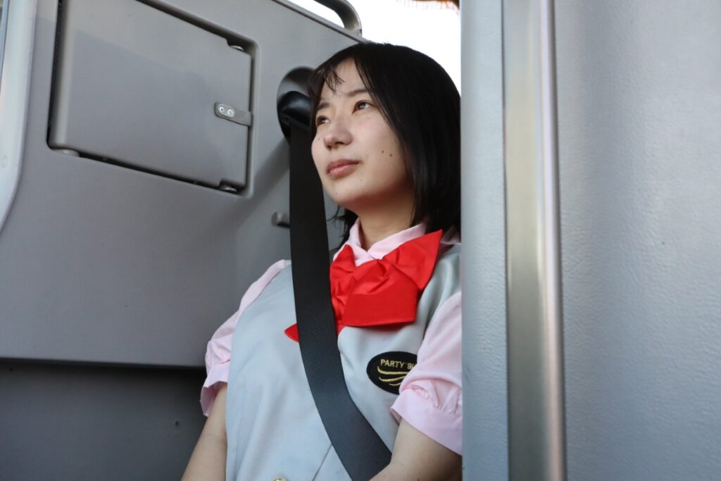 ガイド席は運転席の横！車掌として運転士を補佐するのだ