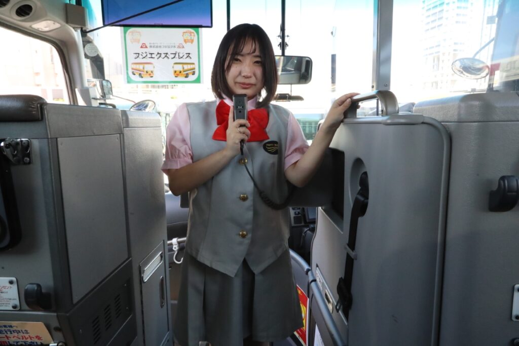 実際に車内で案内するときはこのポジション！フジエクスプレスにバスをお借りしました