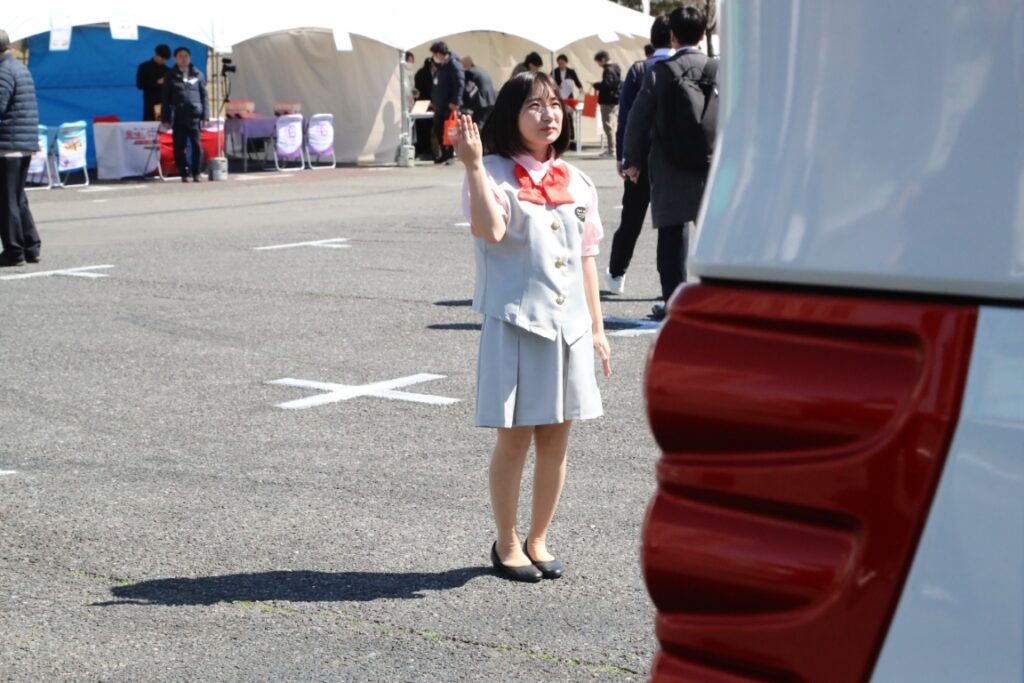 バック時の誘導はマイクを通してガイドの声が運転士に伝えられるので今はホイッスルは持ってない