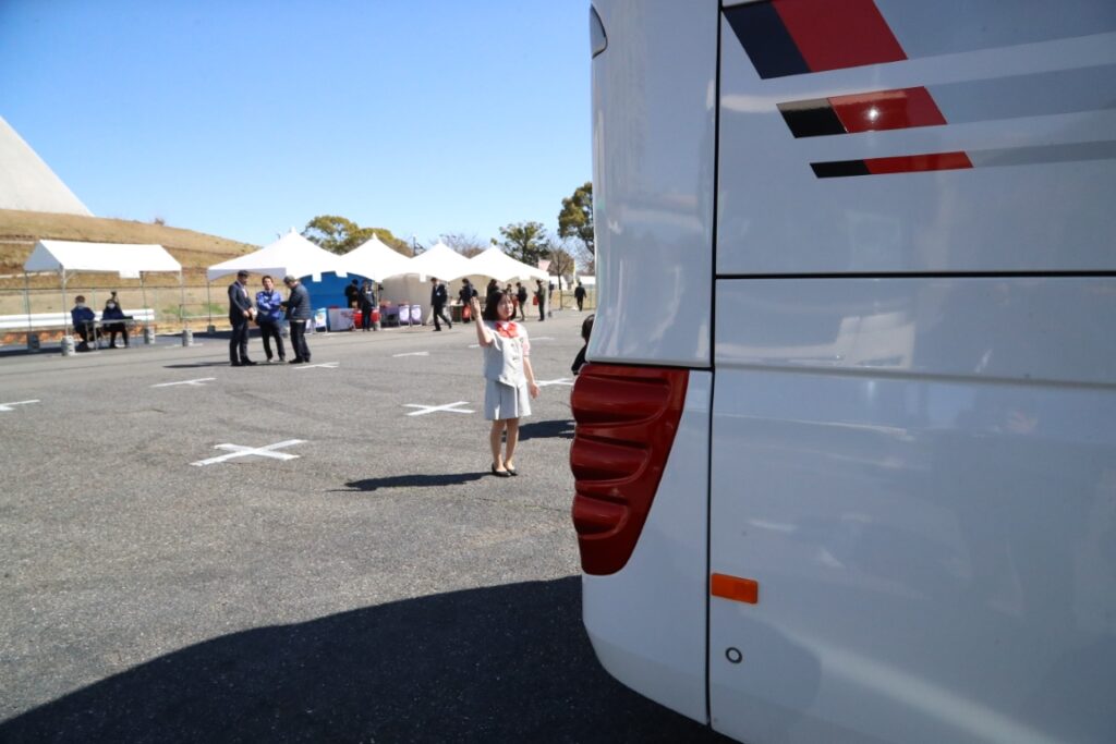 運転士はバックカメラやガイドの誘導で安全に駐車したり方向転換したりするのだ