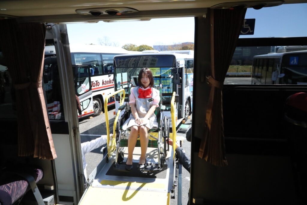 顔が引きつっているのはハイデッカー車の高さを実感して怖かったから!