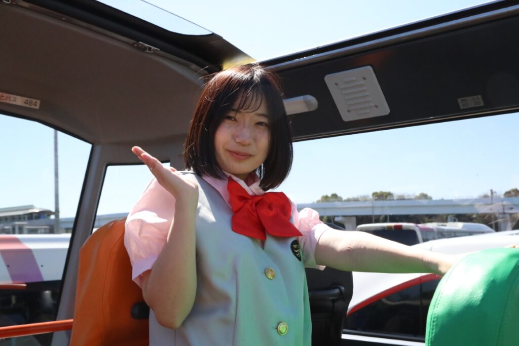 オープントップバスのガイドは本当は最後尾席でガイドするが運転士は先の先の信号まで見通して運転する