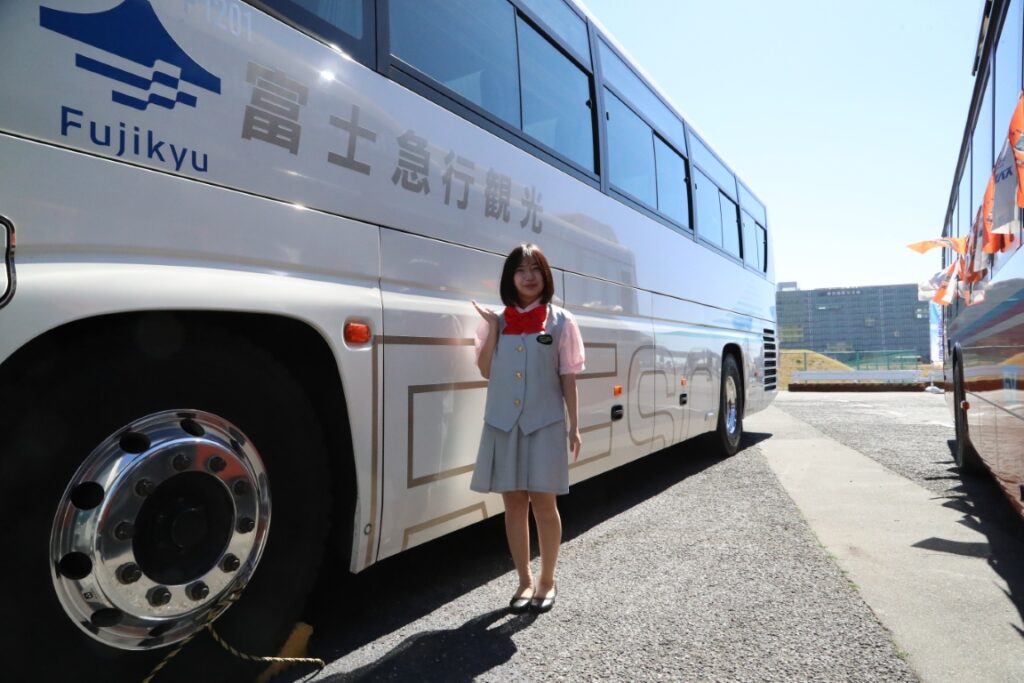 全長12mの大型バスを自在に操る運転士はガイドから見てもすごい！