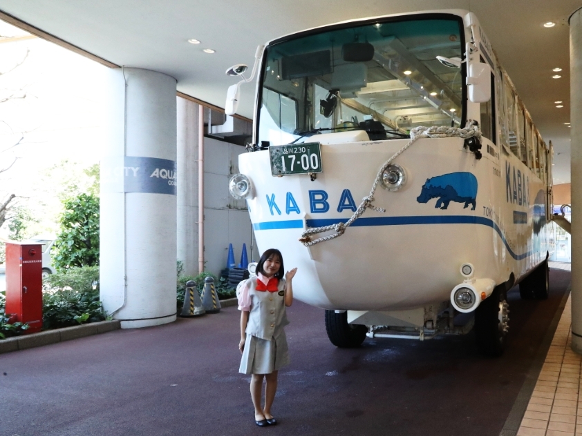 会場近くから水陸両用バスが営業運転していたので見に行ってみるとデカい！これでも海に入ると小型船舶？