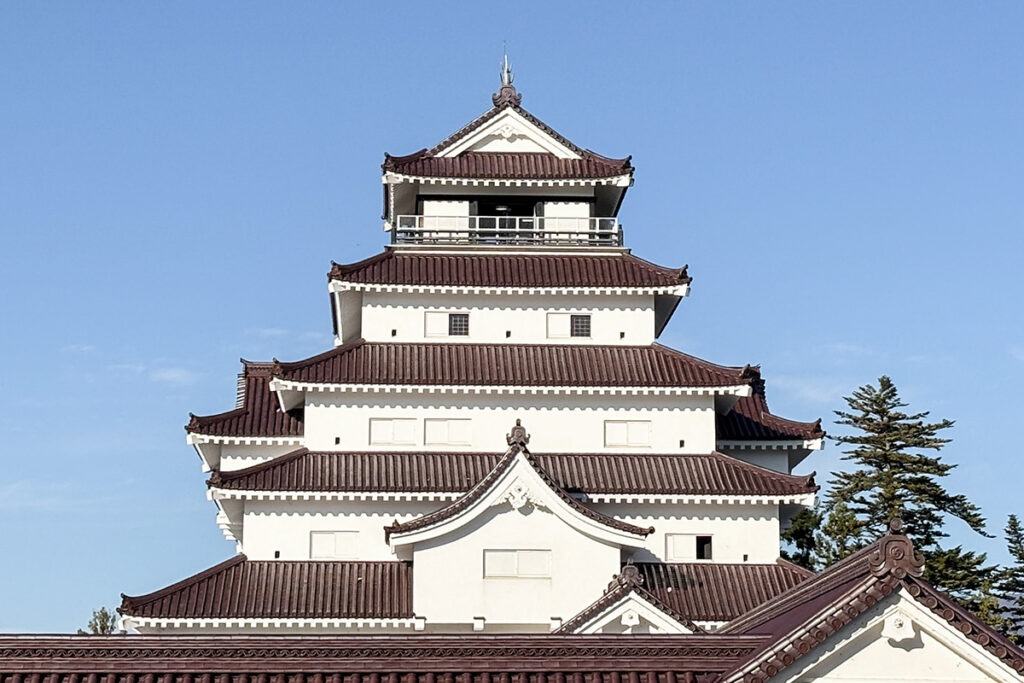 福島県の名城・会津若松城。鶴ヶ城の呼び名でも親しまれている