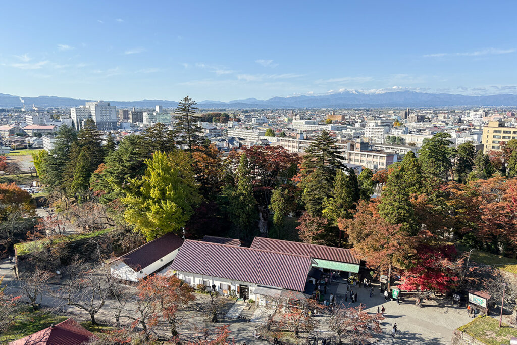 鶴ヶ城天守からは会津若松市内を一望できる