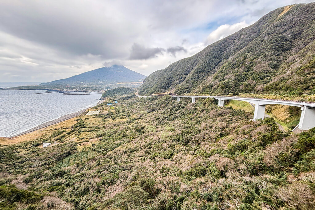 ここもれっきとした東京都、八丈島! 奥に八丈富士が聳える