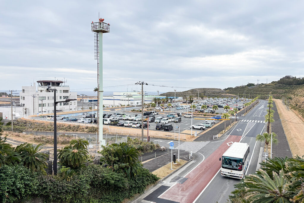 ひょうたんの“くびれ”部分に八丈島空港と滑走路がある