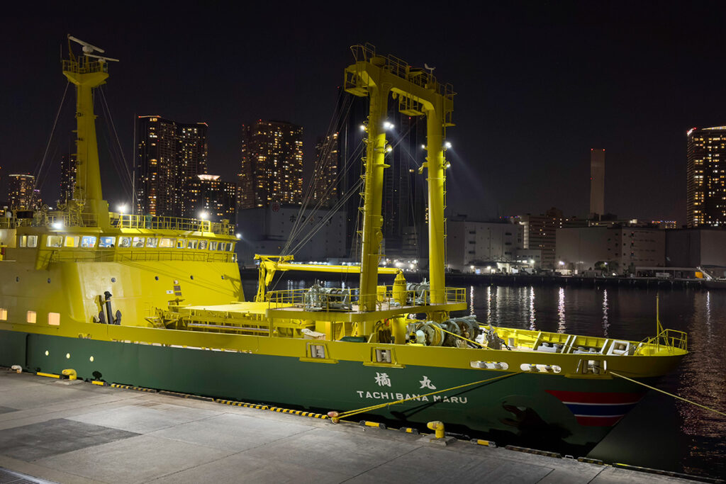 竹芝桟橋〜八丈島を結ぶ定期船橘丸（写真：能州卦 眞）
