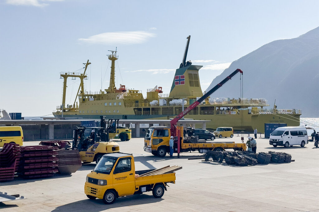 八丈島の港に到着した橘丸（写真：能州卦 眞）