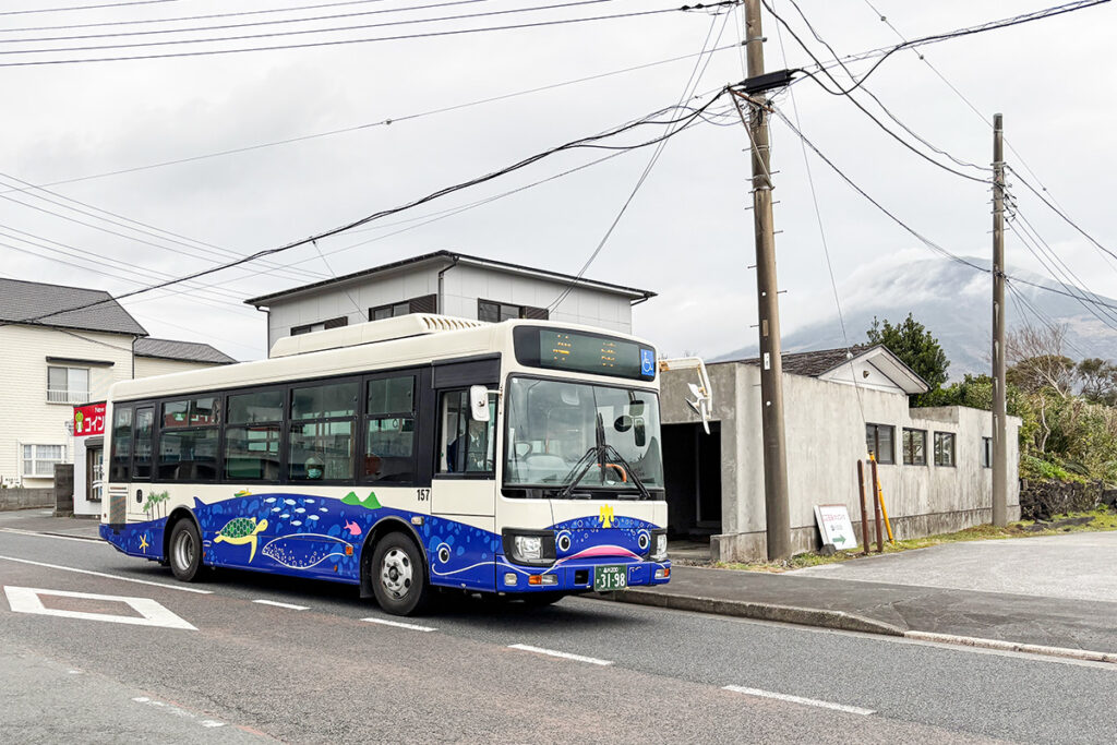 島内の一部エリアには路線バスが通っている