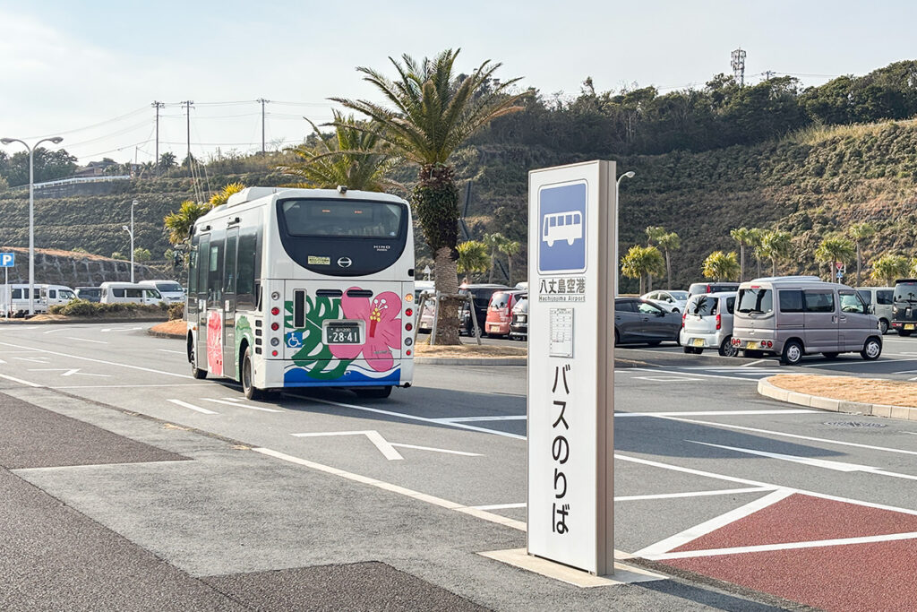 市街地を回って空港の前に立ち寄るバス路線もある