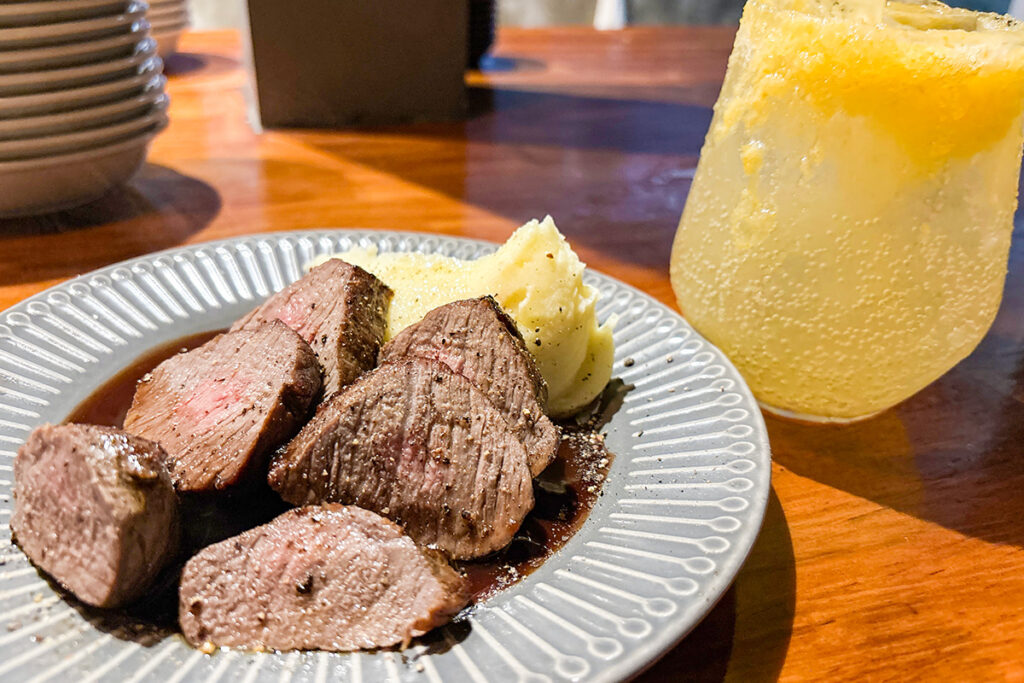 夜に外へ食事に出る際は、お目当ての飲食店をあらかじめ予約しておくのがオススメ