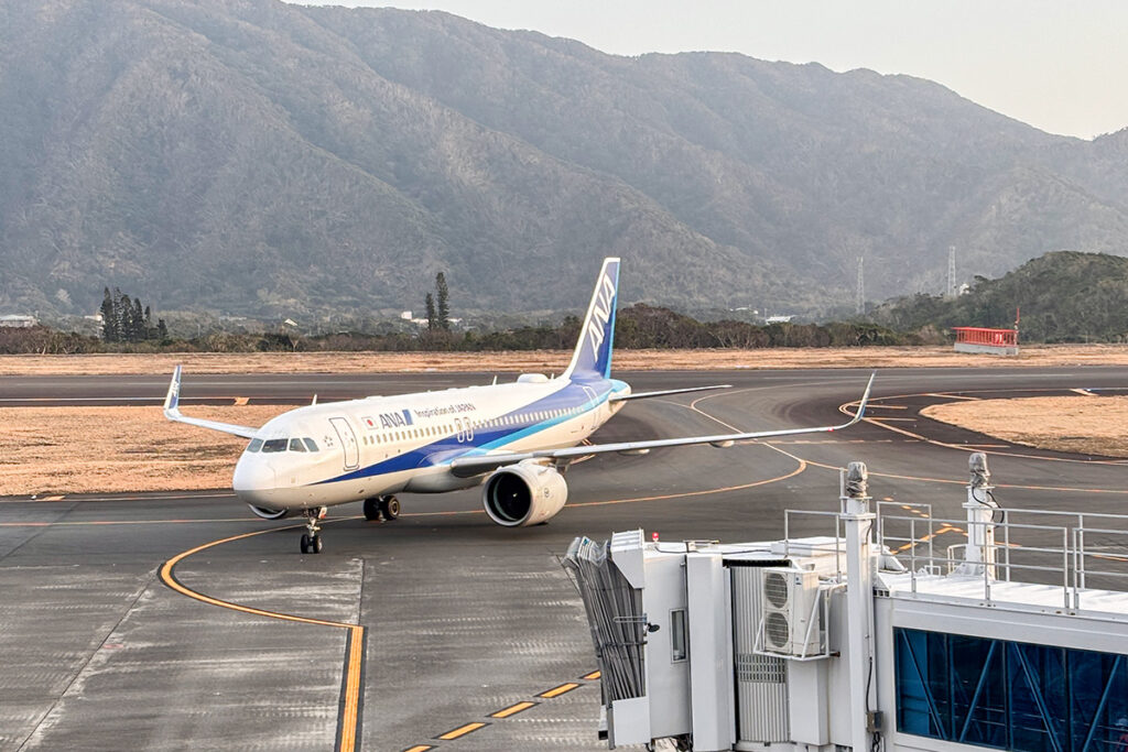 八丈島空港にやってきた最終便のエアバスA320。折り返し羽田行きになる