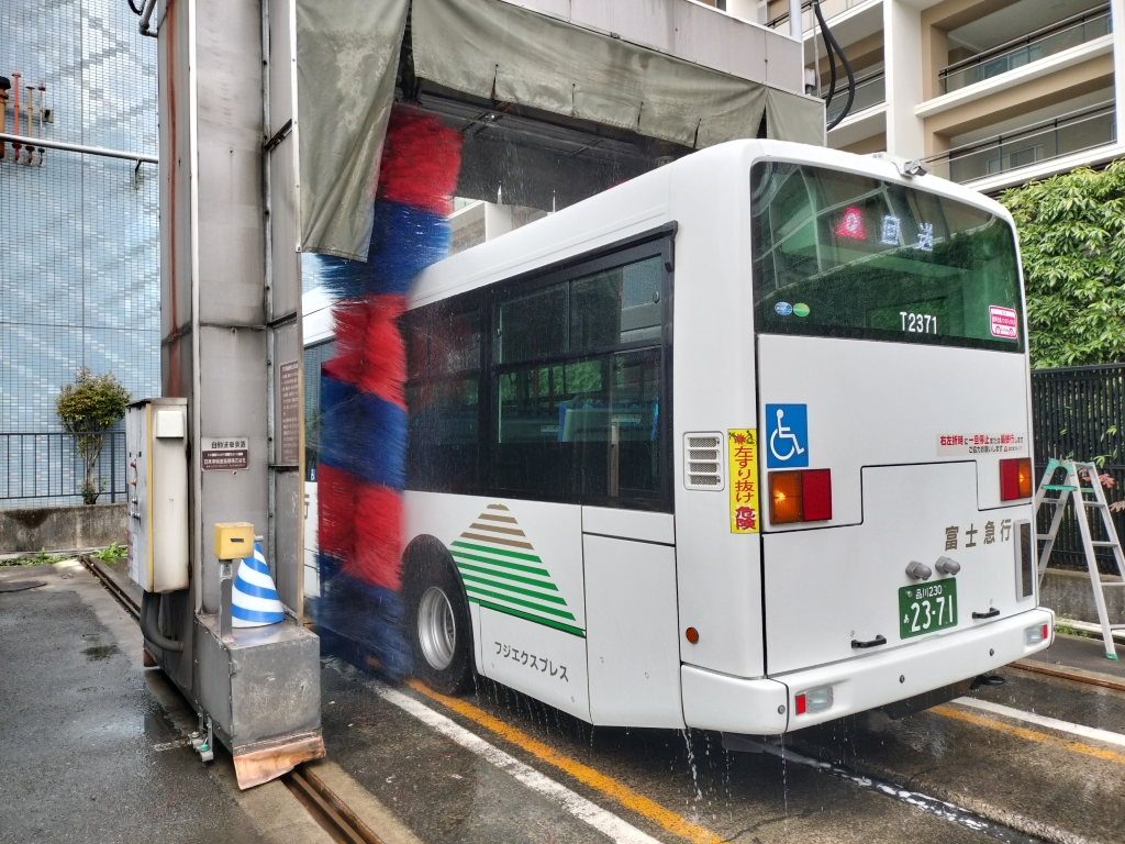 洗車をしてお迎えのバスをきれいにするのも仕事