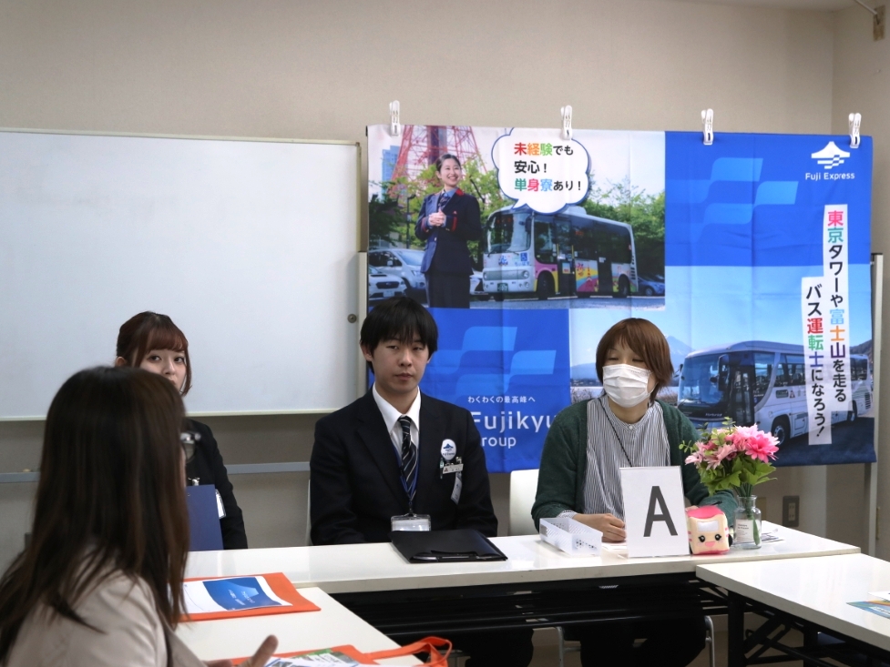 参加者の質問を聞く堤運転士