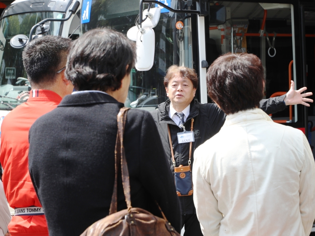 EV車の説明をする藤森常務取締役