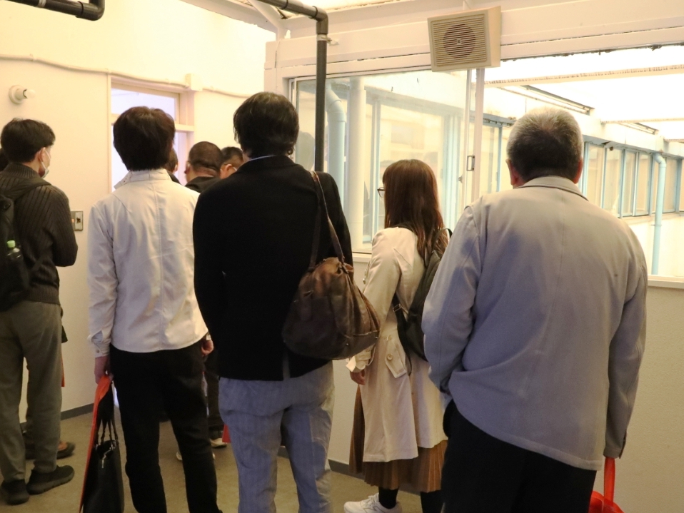 寮の部屋を見学する参加者