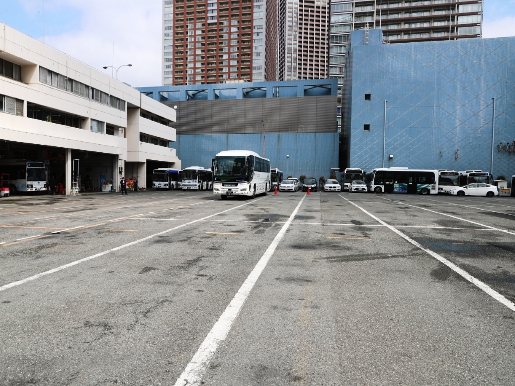 日野セレガのマニュアル車を前後進させて運転体験する