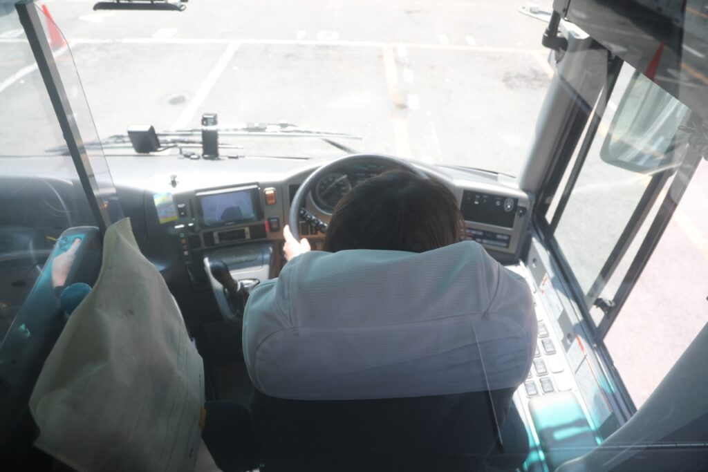 やはり後退はおっかなびっくり!