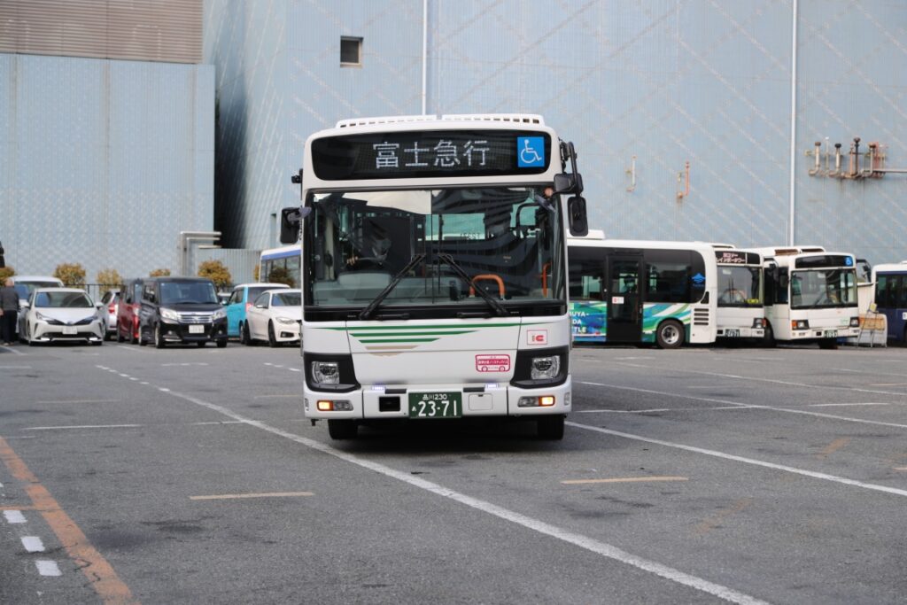 運転体験をするために車庫内に広い空間を作る