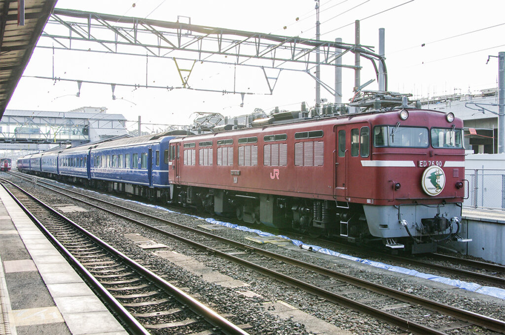 熊本駅に停車中の東京行き寝台特急「はやぶさ」