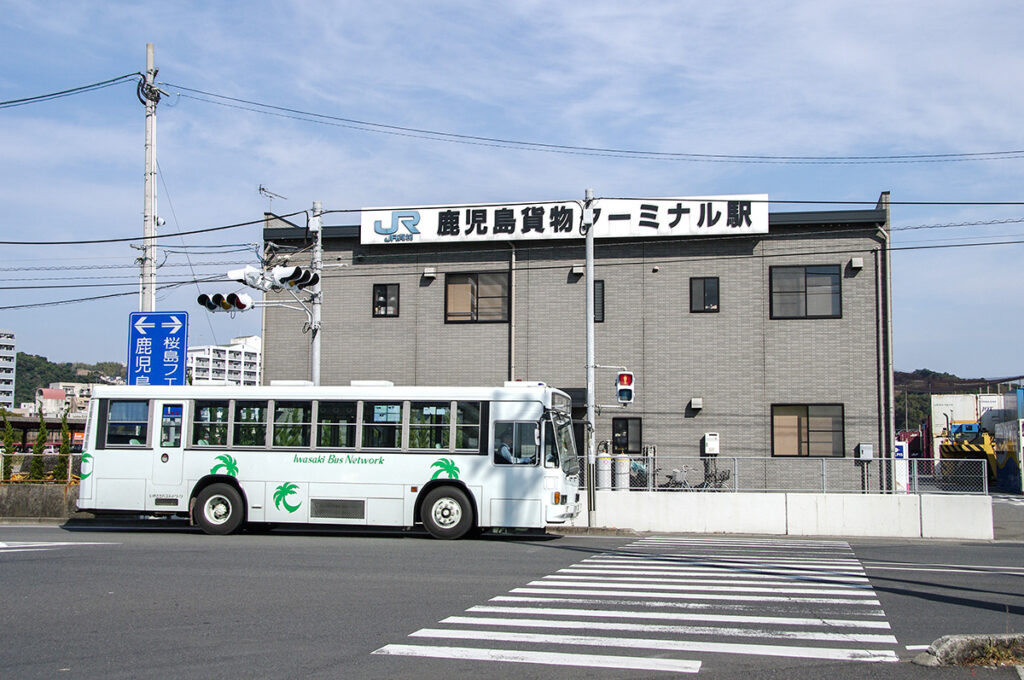 鹿児島貨物ターミナル駅前を通過していく鹿児島交通のキュービック