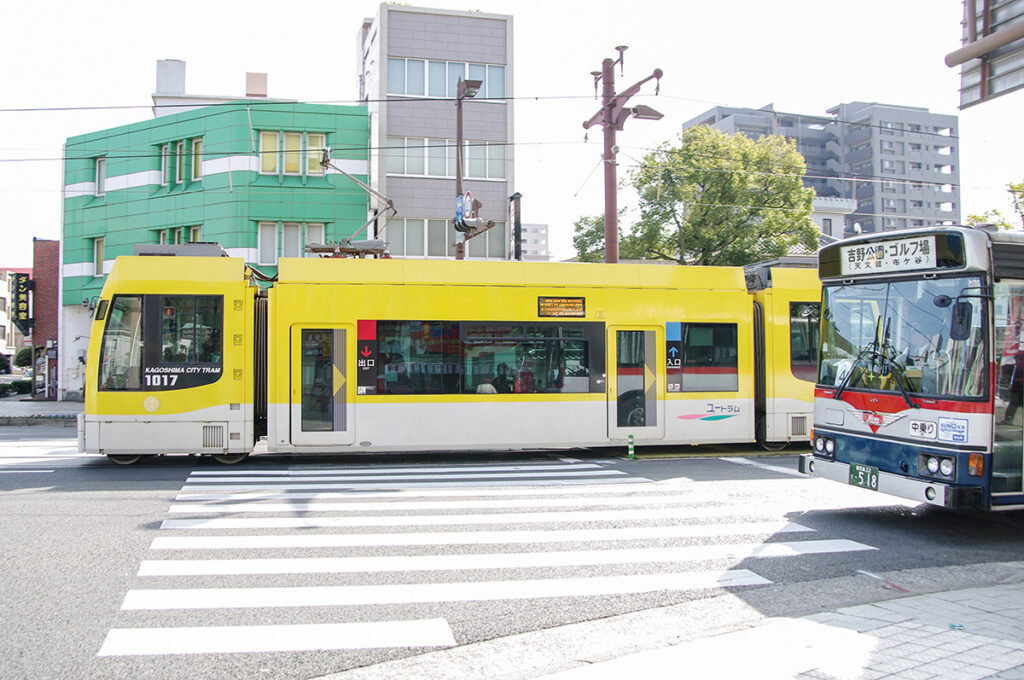 鹿児島市電ユートラムと並ぶ南国交通の1992年式日野ブルーリボン