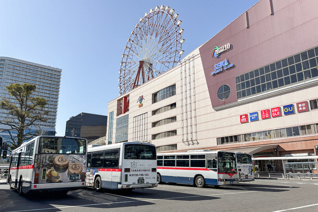 多くの路線バスが集まる鹿児島中央駅前のバスターミナル