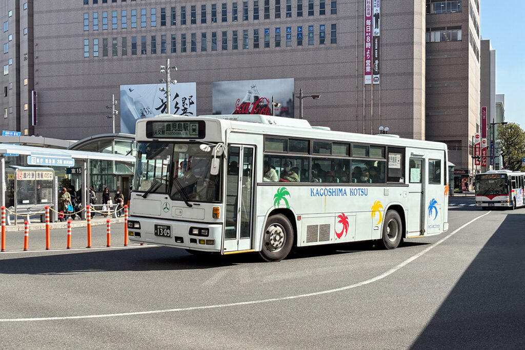 古のドア配置になりつつある前後扉仕様の1997年式日野ブルーリボン＋西工車体。元神戸市交通局