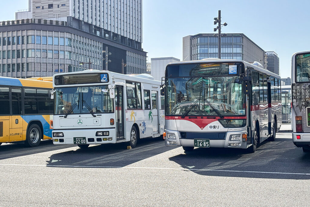 鹿児島交通の2003年式日産デ・スペースランナーRM＋西工車体（左）と、南国交通の2015年式三菱ふそうエアロスター