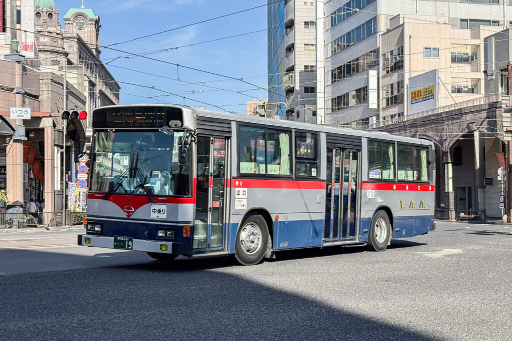 南国交通の1999年式日野ブルーリボン。4枚折り戸もだんだん貴重になってきた