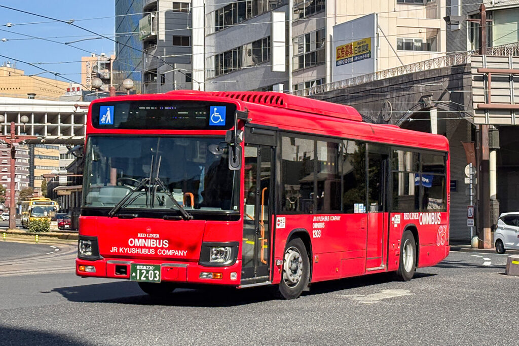 真っ赤な車体がまぶしいJR九州バスの2022年式いすゞエルガ