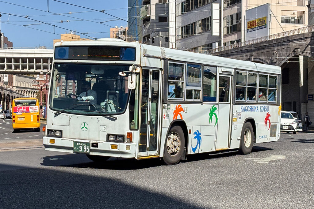 往年の名車・いすゞキュービックも健在。写真は鹿児島交通の1996年式