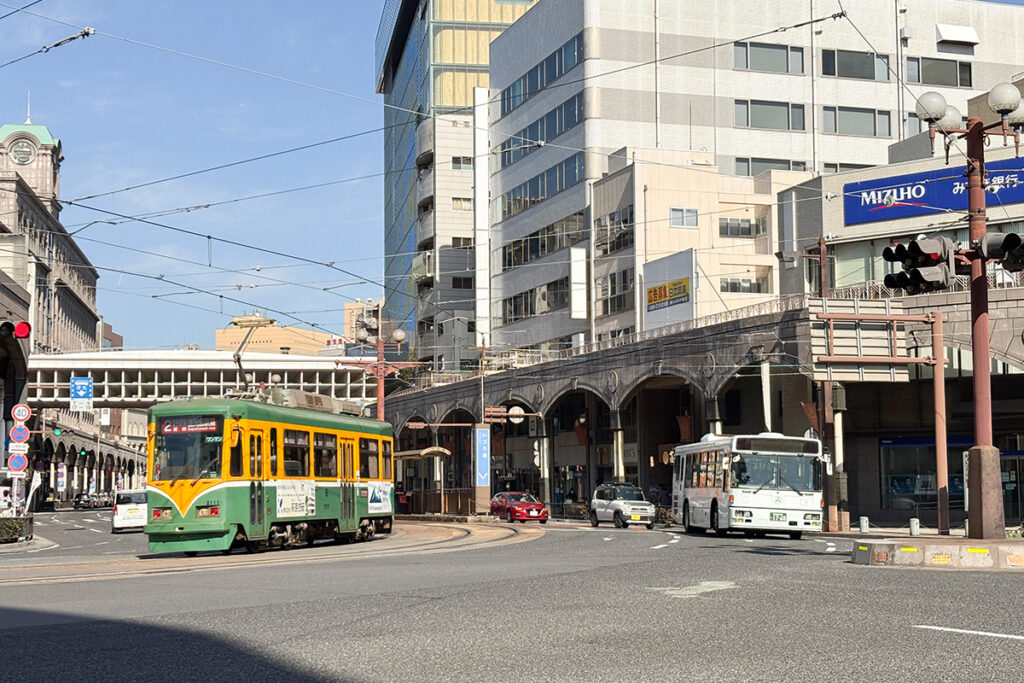 バスとトラムが二度オイシイ「いづろ交差点」