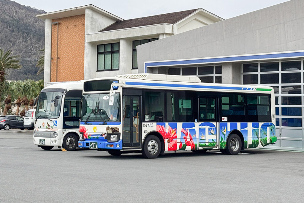 島の郊外（?）へ足を伸ばす路線には中型路線車が充当