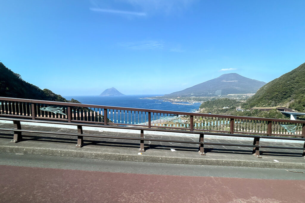 末吉方面へ向かうバスの“見せ場”な車窓。八丈富士（右奥）の隣に浮かぶのが八丈小島