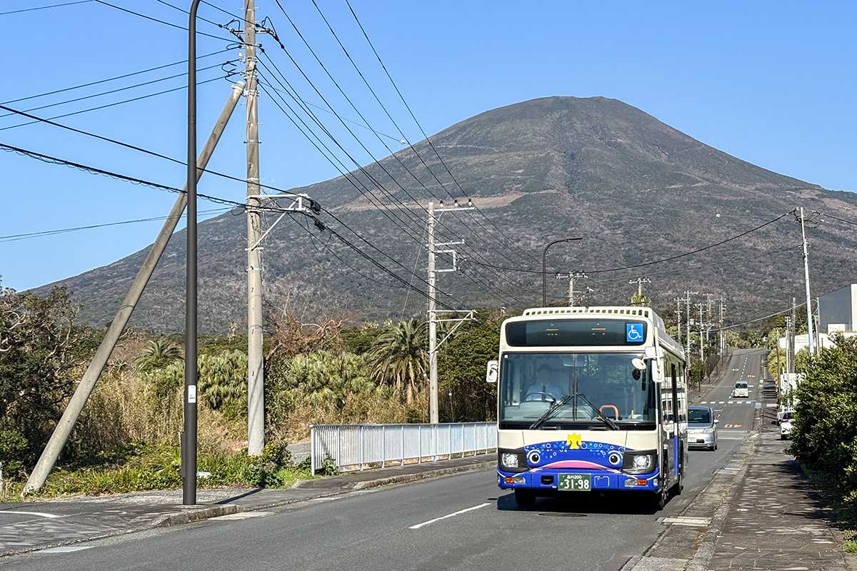 東京都のリゾートアイランド「八丈島」! 島内の路線バス事情ってどう