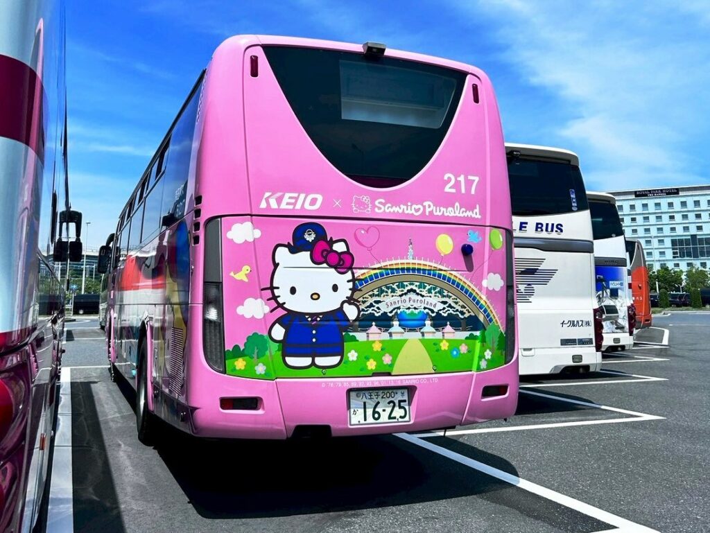 観光地のバス駐車場は見て楽しいバスもたくさん！