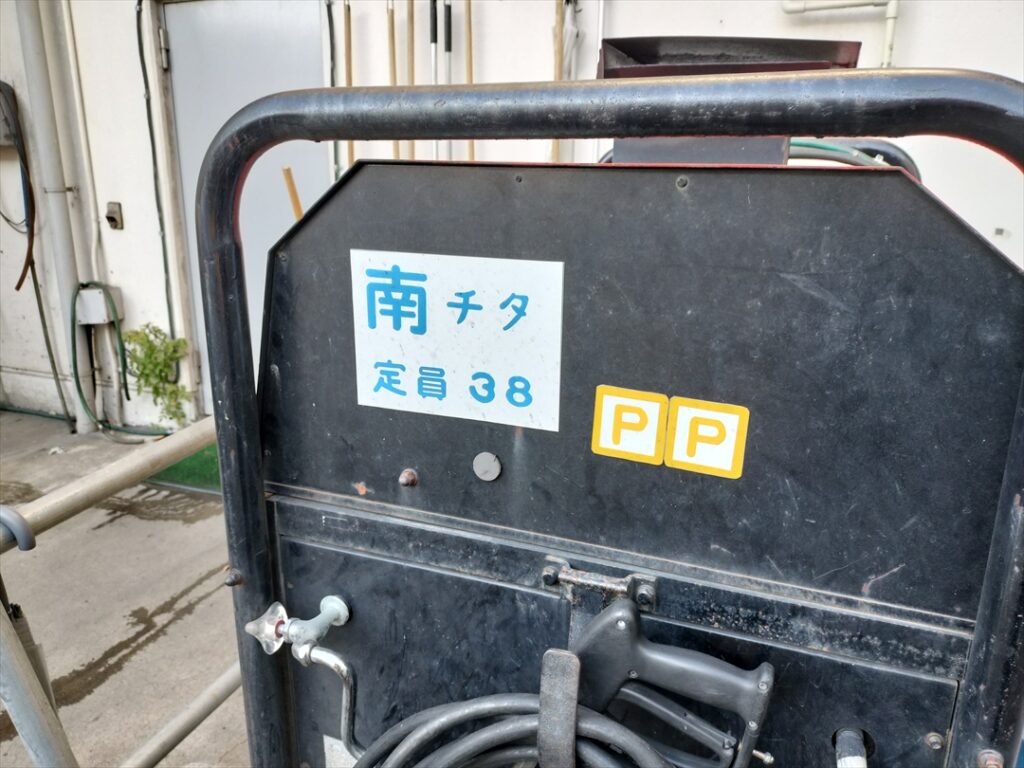 営業所の施設に無造作に張られた誰かが作ったマグネットはどう見ても鉄道マニアがいる証拠？