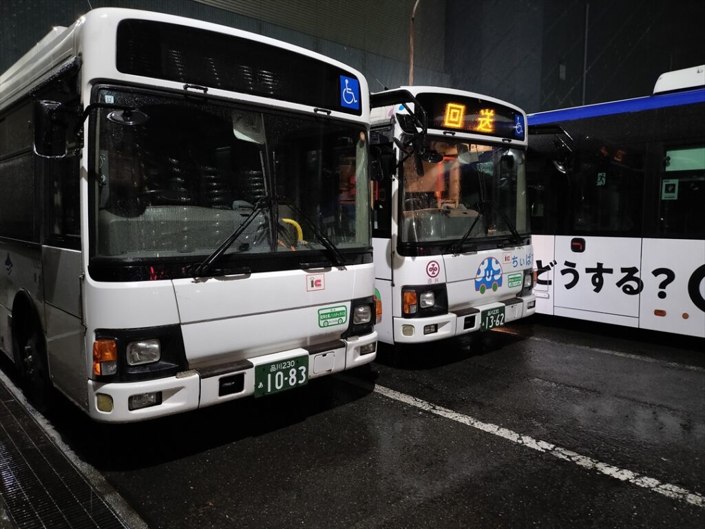 夜遅くの入庫だと駐車スペースがギチギチで最初は苦労した