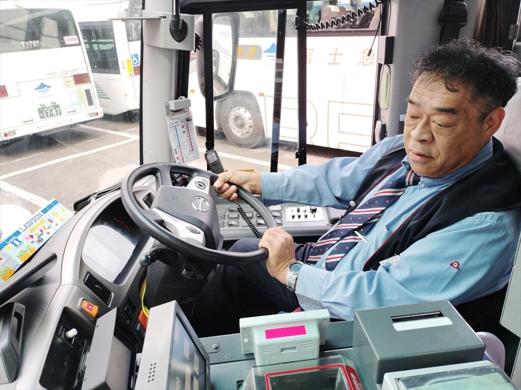 車庫内で高速車の位置を入換する岡本運転士