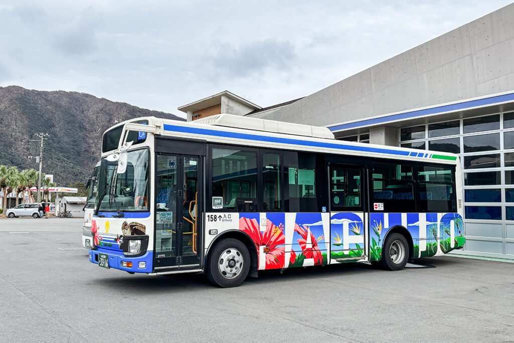「HACHIJO」の文字がまぶしい現行顔エルガミオ158号車（年式不明）