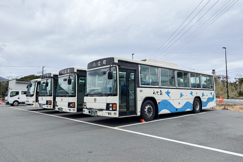 白地に波模様の車体は貸切バス向けの車両群